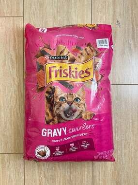 Purina Friskies Gravy Swirlers Dry Cat Food Chicken, Salmon and Gravy 16 lb Bag